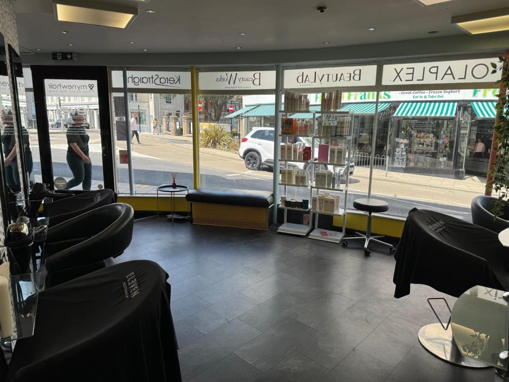 Lot: 114 - FREEHOLD FOUR STOREY TOWN CENTRE SHOP AND UPPER PARTS WITH CONVERSION POTENTIAL - Customer area with view to main road